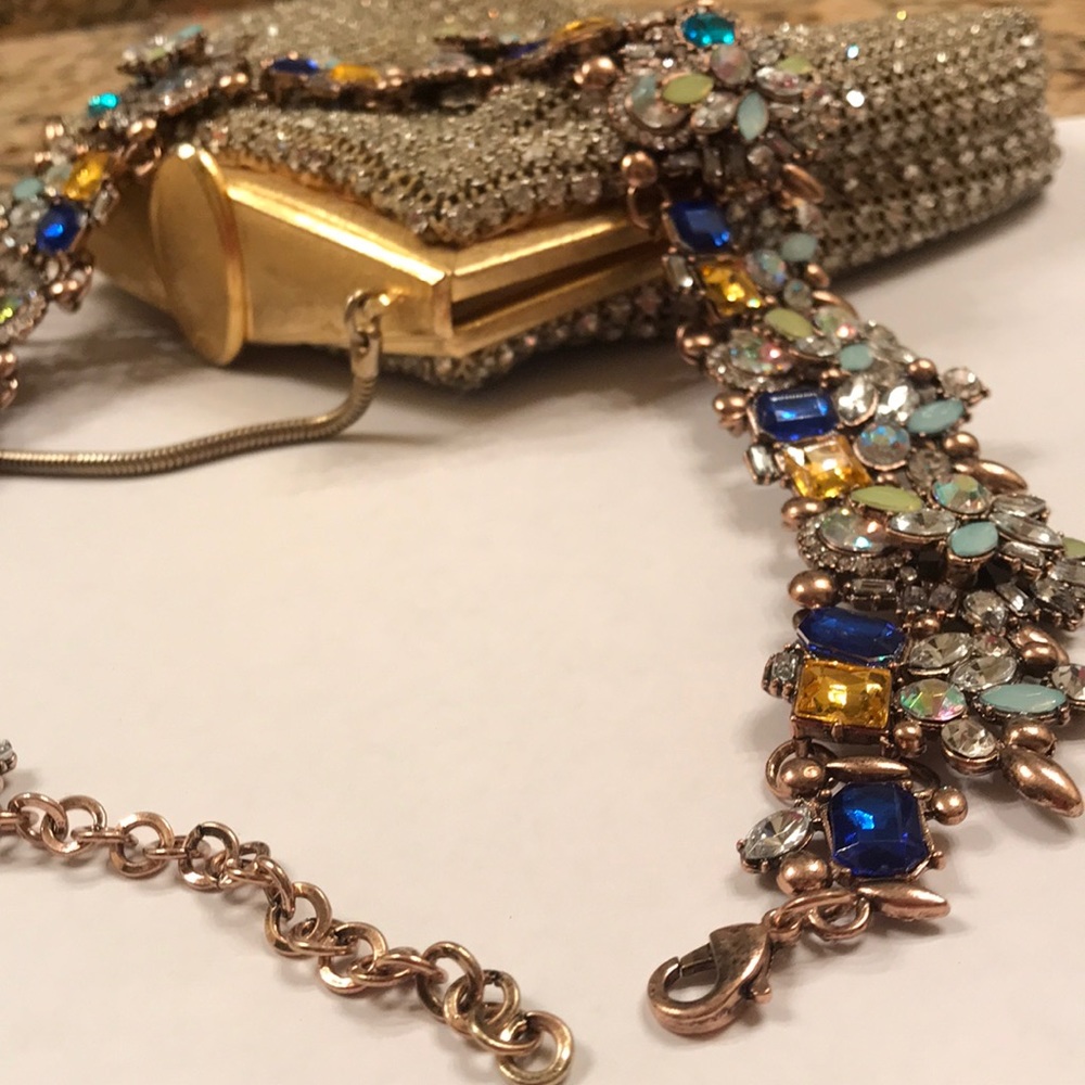 Bright hemmed wreath necklace